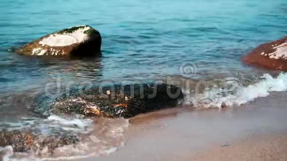 海水在沙滩上慢慢飞溅视频的预览图