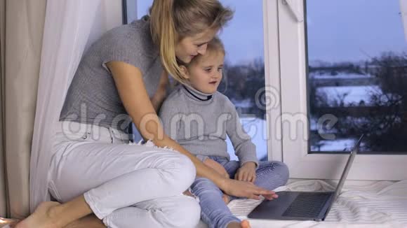 妈妈教女儿如何使用笔记本电脑视频的预览图