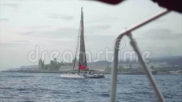 大双体船黑色床单经过加那利岛附近海岸视频的预览图