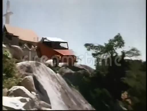 汽车从悬崖上掉下来视频的预览图