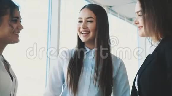 三个商业女孩在生意成功时微笑着聊天视频的预览图