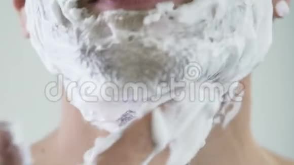 超级亲密的快乐男人应用剃须泡沫早晨仪式护肤视频的预览图