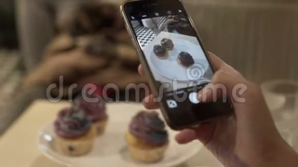 在咖啡厅用手机拍甜甜点的女性手工制作照片视频的预览图