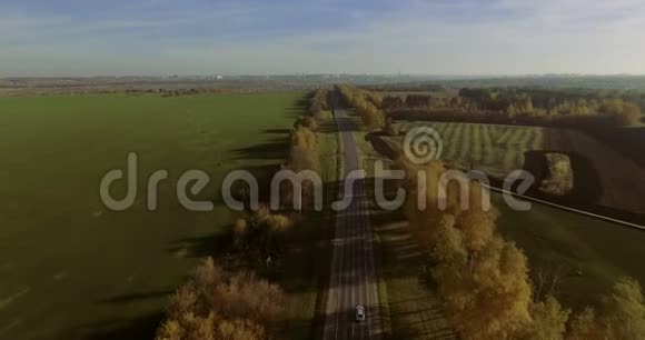 汽车在阳光明媚的秋天行驶4K视频的预览图