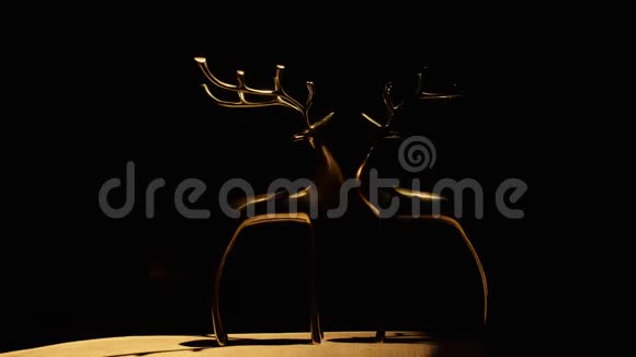 在卤素光下旋转的鹿的风水视频的预览图