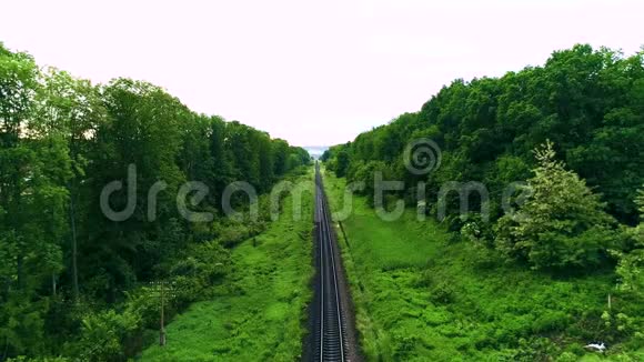 夏季阳光明媚的日子空直的单行铁路没有火车的无尽铁路射击视频的预览图