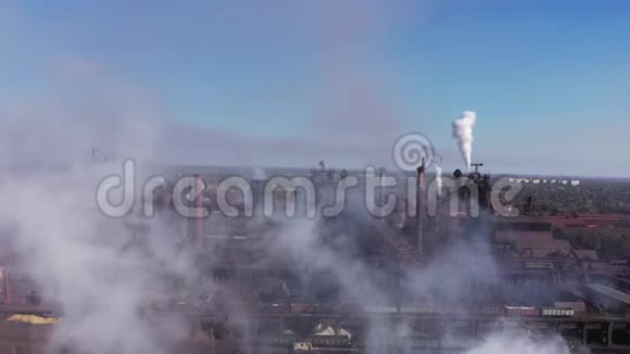 冶金厂的烟雾灰尘烟雾视频的预览图