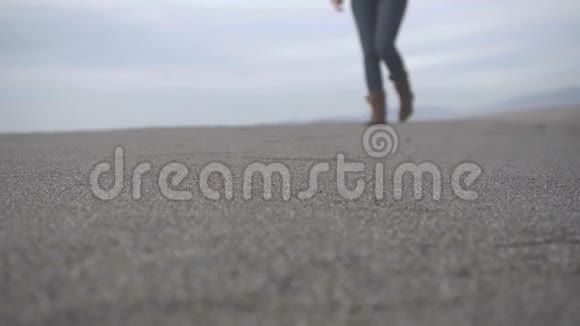 那个女孩正沿着沙子走特写视频的预览图