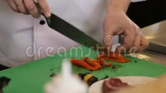 厨师切特红胡椒视频的预览图