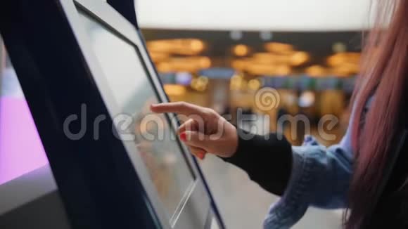年轻的混合花边妇女触摸自我检查在柜台屏幕终端在机场4K视频的预览图