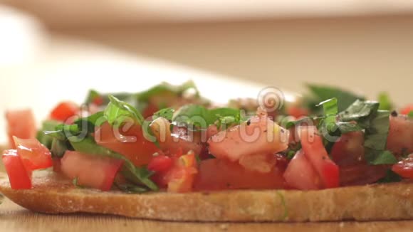 波米多罗亚和罗勒的布鲁切塔美味的食物视频的预览图