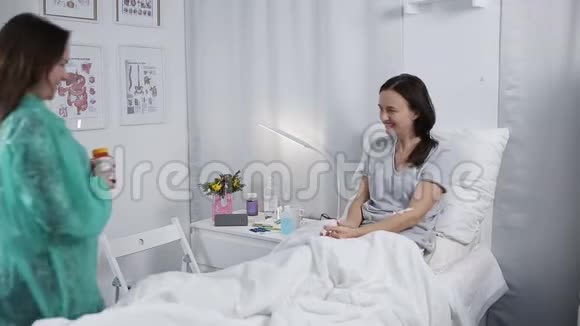 对住院病房患者进行家庭访视一个年轻女孩躺在医院病房的床上视频的预览图