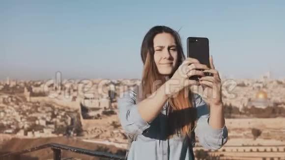 漂亮女孩在耶路撒冷老城自拍可爱的当地女孩微笑快乐拍照古以色列全景4K视频的预览图