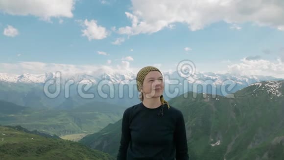 女孩微笑在山区科鲁迪湖地区梅斯蒂亚格鲁吉亚视频的预览图