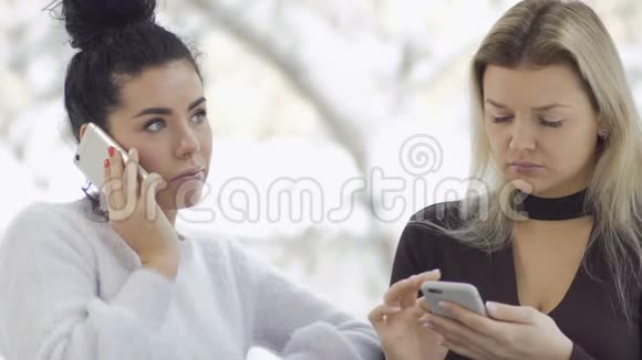 两个有魅力的女商人使用电话视频的预览图