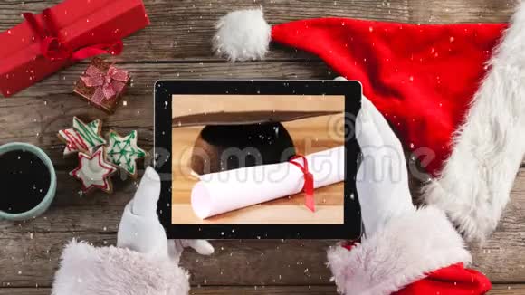 圣诞老人手持平板电脑顶部有积雪的视频构图视频的预览图