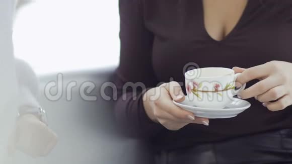 女商人喝咖啡用电话视频的预览图