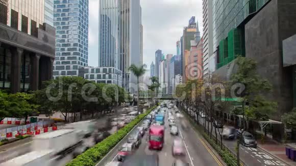 香港街道繁忙的交通及日间摩天大楼办公视频的预览图
