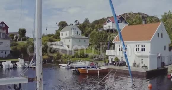相机升起游艇桅杆从房子上方到广阔的景观视频的预览图