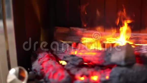 客厅的内部近距离拍摄温暖舒适的燃烧壁炉视频的预览图
