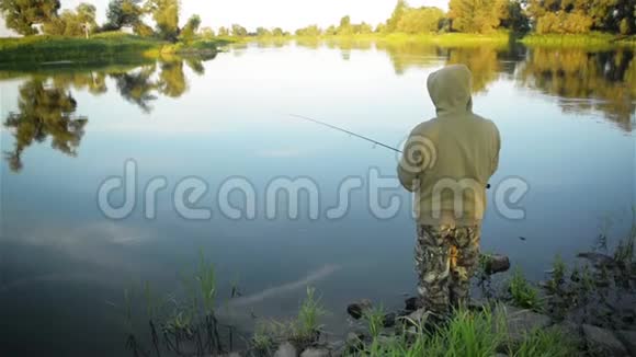 孤独的渔夫抛出钓鱼竿他和大自然独处视频的预览图