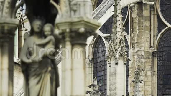 巴黎圣母院美丽的圣母和儿童雕像建筑视频的预览图