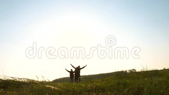 快乐的旅行者一个接一个地跑进太阳慢动作带着背包的快乐游客跑着挥手团队合作视频的预览图