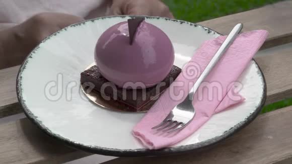 一个女人吃的蛋糕女人手拿叉子移开餐巾从一块蛋糕上滑落视频的预览图