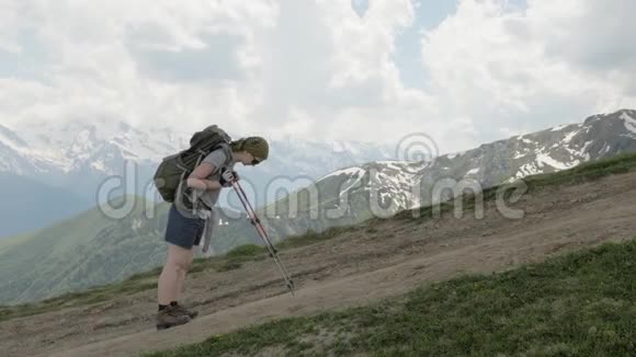 女孩在山区非常累科鲁迪湖地区梅斯蒂亚格鲁吉亚视频的预览图