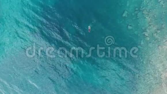 空中一名潜水员在清澈的地中海深蓝色的透明水域游泳暑假c视频的预览图