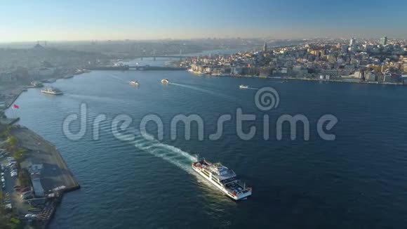 伊斯坦布尔土耳其6DEC2017年船浮动博斯普鲁斯碧水晴天日落时的空中无人机视野视频的预览图