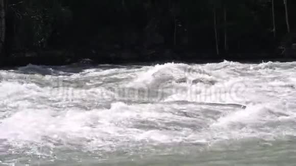 暴风山河汹涌的水特写镜头视频的预览图