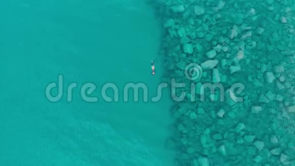 空中一名潜水员在清澈的地中海深蓝色的透明水域游泳暑假c视频的预览图
