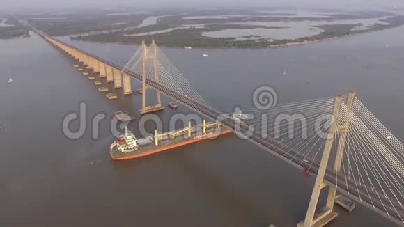船从桥下经过视频的预览图