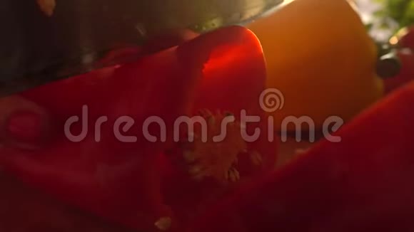 在木板上切红甜椒视频的预览图