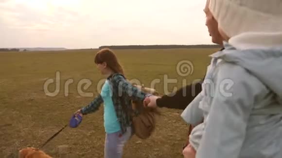 一家人和狗在平原上旅行去追我爸爸抱着一个小女儿带着孩子和宠物旅行视频的预览图