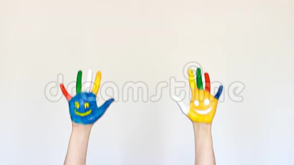 脏手用微笑涂上了不同的颜色幸福好心情和快乐的概念视频的预览图