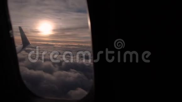 令人惊异的多云景色和机翼通过舷窗的慢动作视频的预览图
