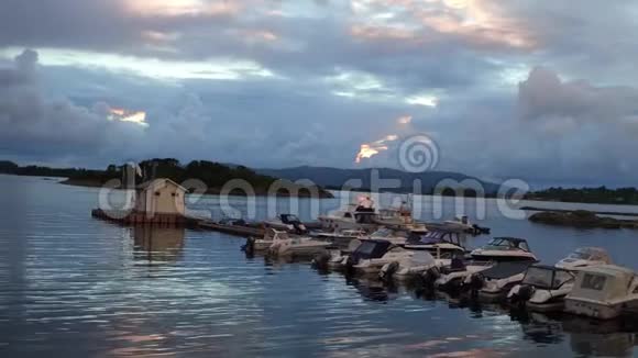 在平台上的码头棚处的船只上移动到海湾中的岛屿视频的预览图