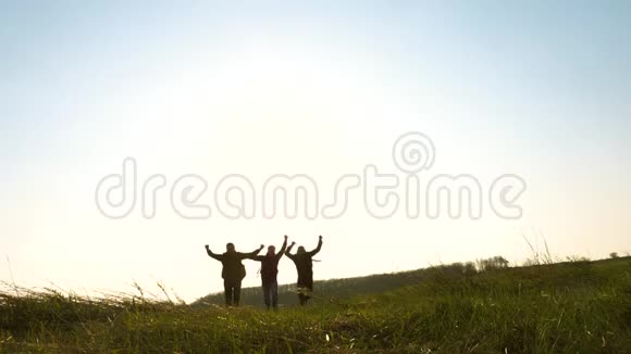 快乐的旅行者一个接一个地跑进太阳慢动作带着背包的快乐游客跑着挥手团队合作视频的预览图