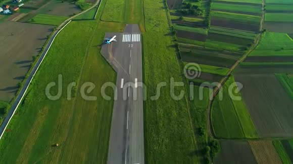 在跑道上向飞机发射无人机两边的绿田视频的预览图