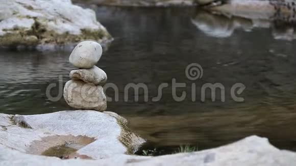 河边平衡石头视频的预览图