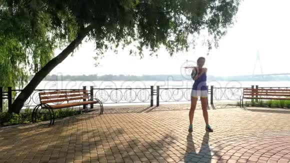 男人和女人做运动开始跑步视频的预览图