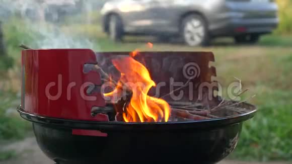 点燃后院木炭烧烤架视频的预览图