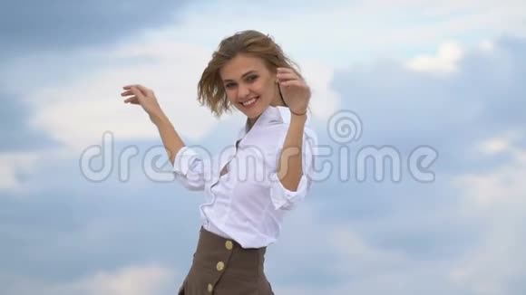 沙漠中快乐的年轻女孩视频的预览图