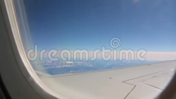 从飞机上看到阿尔卑斯山和地平线视频的预览图