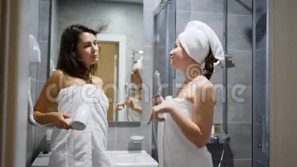 穿着白色毛巾的女孩对着镜子唱歌跳舞视频的预览图