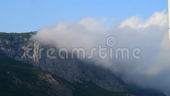 克里米亚的一座山上漂浮着云视频的预览图