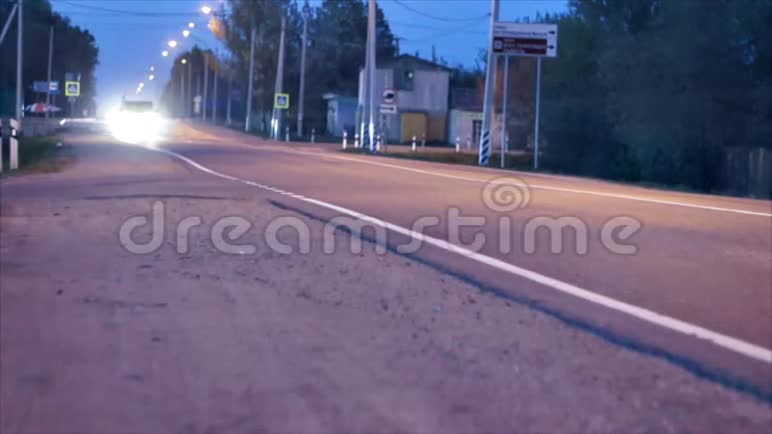 在俄罗斯的高速公路上骑马视频的预览图