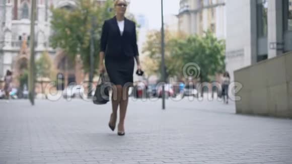 商务小姐穿着优雅的西装步行上班事业成功生活繁忙视频的预览图